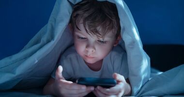 dziecko ze smartfonem, kiedy pierwszy smartfon, kiedy pierwszy telefon, wpływ smartfonu na rozwój