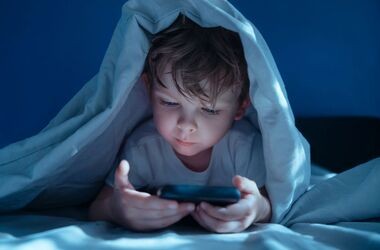 dziecko ze smartfonem, kiedy pierwszy smartfon, kiedy pierwszy telefon, wpływ smartfonu na rozwój