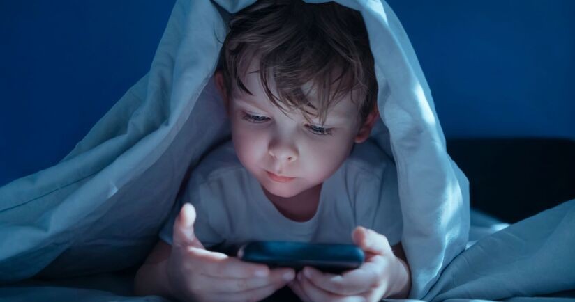 dziecko ze smartfonem, kiedy pierwszy smartfon, kiedy pierwszy telefon, wpływ smartfonu na rozwój