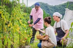 Japonscy pracownicy na wsi - w miejscu narażonym na zakażenie japońskim zapaleniem mózgu