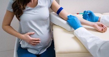 Kobieta w ciąży ma pobieraną krew