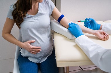 Kobieta w ciąży ma pobieraną krew