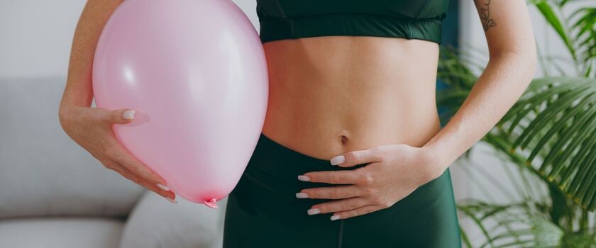 sibo, przerost bakterii w jelicie cienkiem, kobieta cierpiąca na sibo