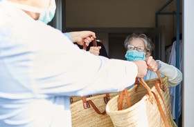 Seniorzy i pandemia – jak ich chronić? Koronawirus w domach pomocy społecznej