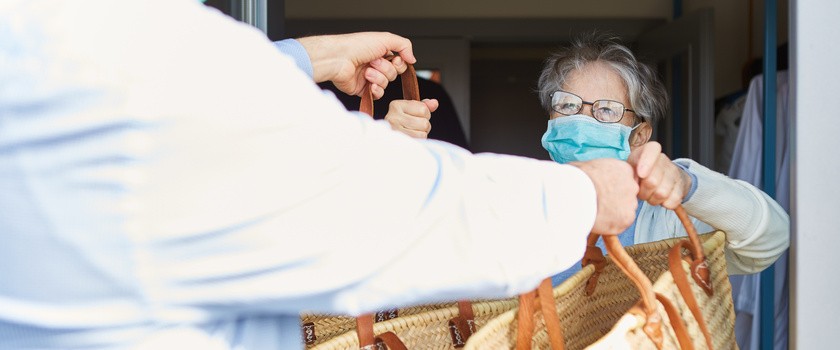 Seniorzy i pandemia – jak ich chronić? Koronawirus w domach pomocy społecznej