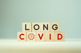 Grafika przedstawiająca napis Long Covid, jako symbol długo utrzymujących się objawówó zakażenia COVID-19