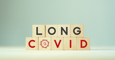 Grafika przedstawiająca napis Long Covid, jako symbol długo utrzymujących się objawówó zakażenia COVID-19