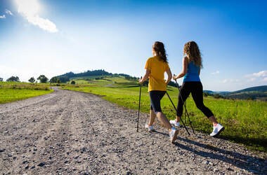 Nordic walking – zalety i technika „chodzenia z kijkami”
