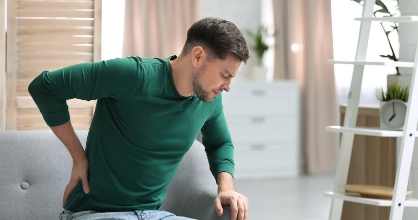mężczyzna z bólem nerek, odmiedniczkowe zapalenie nerek, objawy odmiedniczkowego zapalenia nerek