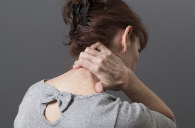 Wdowi garb – przyczyny powstawania, objawy, leczenie, ćwiczenia na garb na plecach