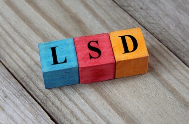 LSD – co się dzieje z człowiekiem po zażyciu narkotyku?