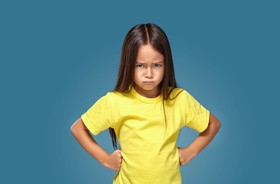 Xdenerwowana mała dziewczynka w żółtej koszulce