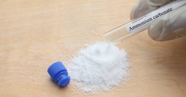 Węglan amonu (E503) – właściwości i zastosowanie amoniaku spożywczego