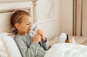 Chore na astmę dziecko stosujące nebulizator