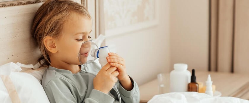 Chore na astmę dziecko stosujące nebulizator