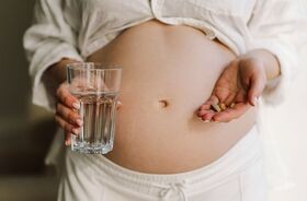 Kobieta w ciąży przyjmująca suplementy, czy w ciąży można przyjmować kolagen