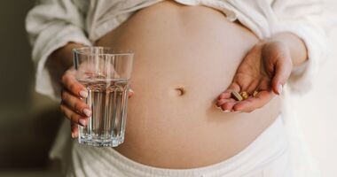 Kobieta w ciąży przyjmująca suplementy, czy w ciąży można przyjmować kolagen