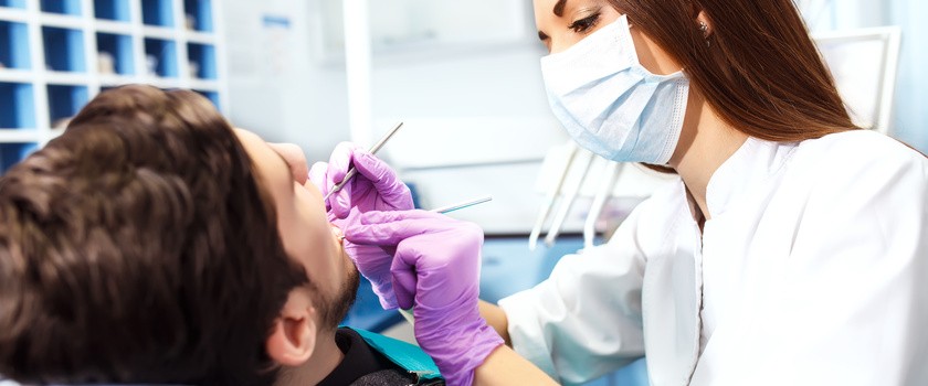 Ukruszony ząb – przyczyny i leczenie
