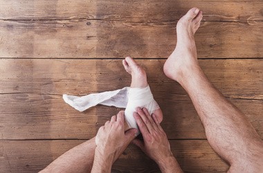 Skręcenie kostki – objawy, leczenie, rehabilitacja. Ćwiczenia po skręceniu stawu skokowego
