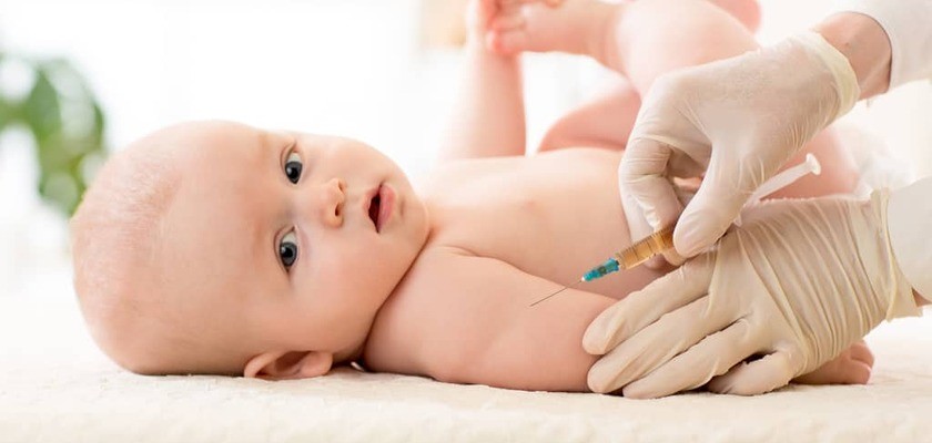 Niemowlę szczepione szczepionką 5w1.