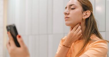 kobieta ogląda swój podbródek, drugi podbródek, podwójny podbródek