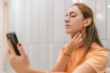 kobieta ogląda swój podbródek, drugi podbródek, podwójny podbródek