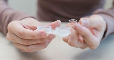 zakładanie soczewek, błędy przy noszeniu soczewek