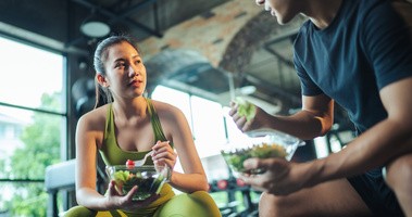 Posiłek potreningowy – czy trzeba go jeść? Co najlepiej jeść po treningu?
