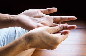 Trzaskający palec - metody leczenia, ćwiczenia, rehabilitacja