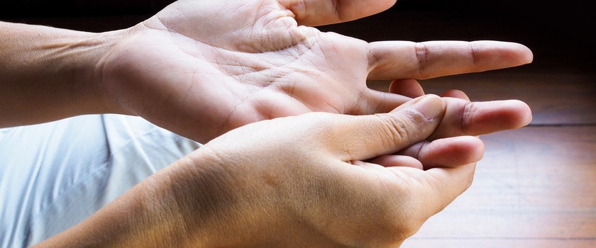 Trzaskający palec – jakie są przyczyny i sposoby leczenia?
