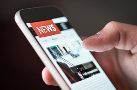 Stres informacyjny - newsy na ekranie smartfona