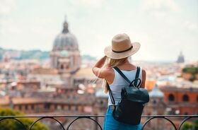 podróże po Europie, turystka podziwia panoramę Rzymu