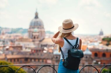 podróże po Europie, turystka podziwia panoramę Rzymu
