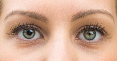 Oczy kobiety cierpiącej na anizokorię