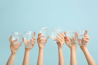 szklanki z wodą
