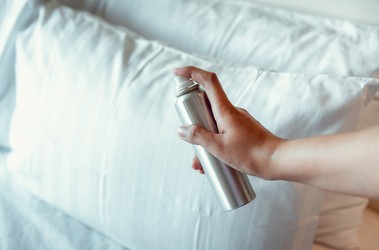 Odświeżacz powietrza używany w mieszkaniu, nad łóżkiem