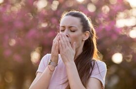 fakty i mity o alergii, najczęstsze mity na temat alergii, alergia wziewna - mity, kobieta z alergią