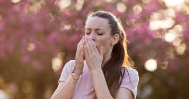 fakty i mity o alergii, najczęstsze mity na temat alergii, alergia wziewna - mity, kobieta z alergią