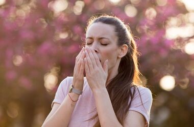 fakty i mity o alergii, najczęstsze mity na temat alergii, alergia wziewna - mity, kobieta z alergią