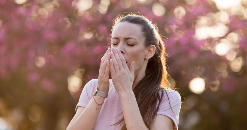 fakty i mity o alergii, najczęstsze mity na temat alergii, alergia wziewna - mity, kobieta z alergią