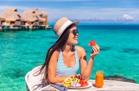 Dieta na lato – co jeść i pić podczas upałów? Przepisy na dania i napoje na upalne dni