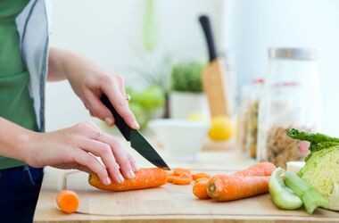 Żywienie w chorobie refluksowej przełyku – jak powinna wyglądać dieta przy refluksie? Założenia, produkty dozwolone, jadłospis i przepisy