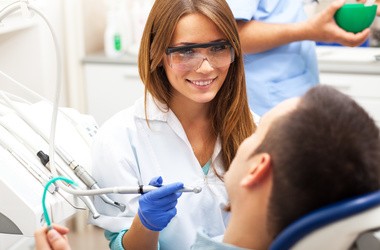 Przetoka ustno-zatokowa, czyli powikłanie po wyrwaniu zęba. Przyczyny, objawy i leczenie