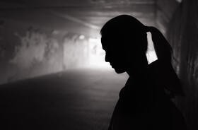 Nastolatka stojąca w mrocznym tunelu