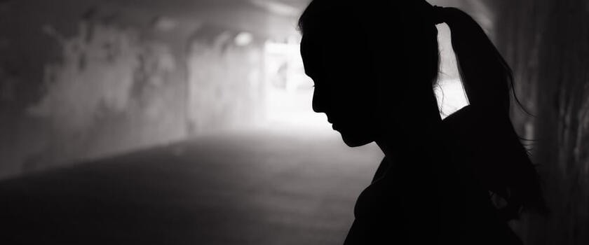 Nastolatka stojąca w mrocznym tunelu