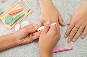 Manicure japoński krok po kroku – jak wykonać P. Shine? Efekty, przeciwwskazania, cena