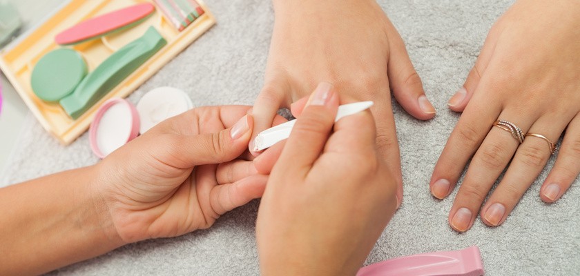 Manicure japoński krok po kroku – jak wykonać P. Shine? Efekty, przeciwwskazania, cena