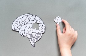 Grafika symbolizują utratę funckji poznawczych, wystepująca w chorobie Alzheimera