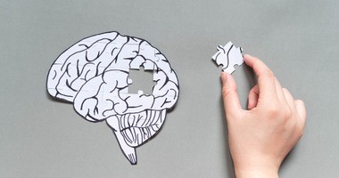 Grafika symbolizują utratę funckji poznawczych, wystepująca w chorobie Alzheimera