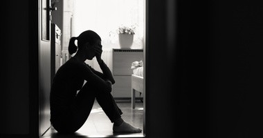 Samotna kobieta w głębokiej depresji